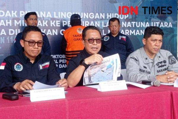 Dirjen Gakum KLHK, Rasio Ridho Sani saat melakukan konferensi pers terkait penangkapan kapal supertanker MT Arman 114 di Kota Batam (IDN Times/Putra Gema Pamungkas)
