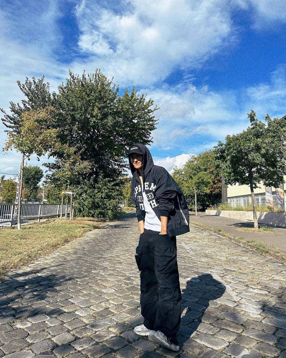 OOTD pakai baseball cap ala DK SEVENTEEN (instagram.com/dk_is_dokyeom)