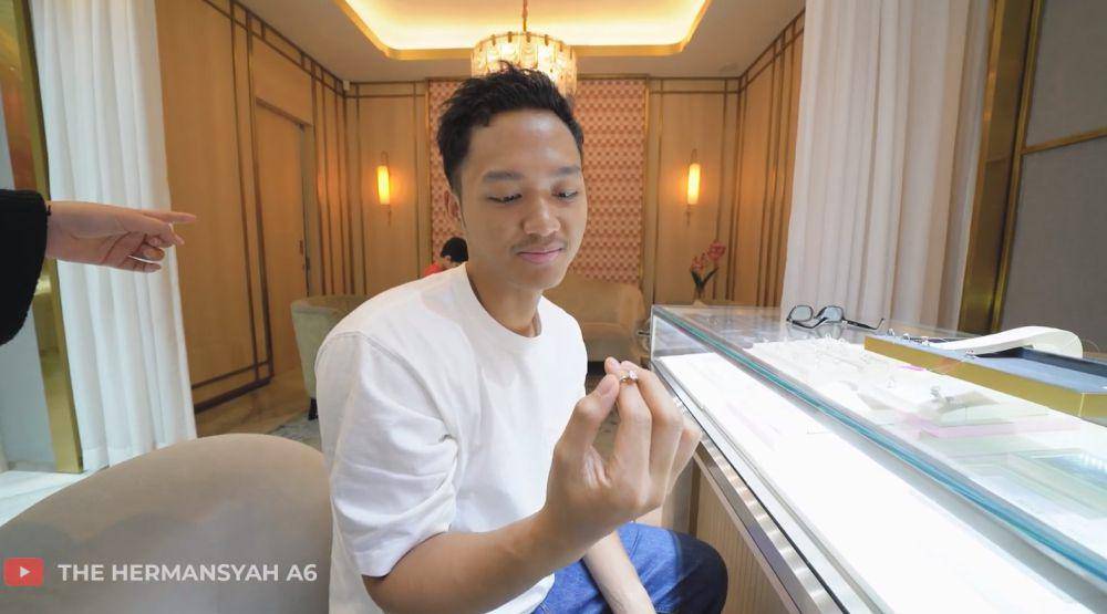 Azriel beli cincin (YouTube.com/The Hermansyah A6)