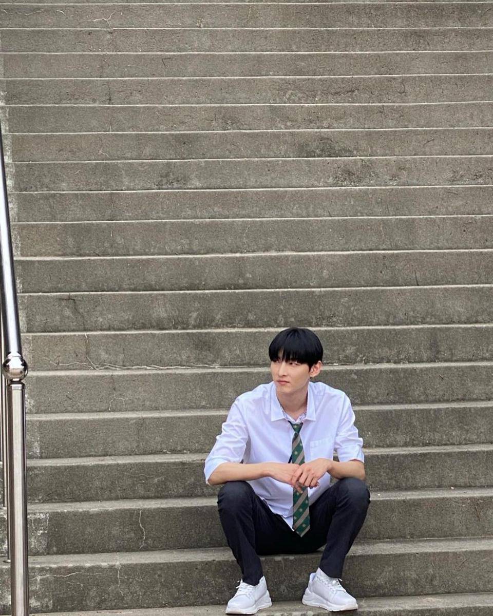 Zuho SF9 di balik layar drama Under the Gun (instagram.com/zuuuuu_oh)