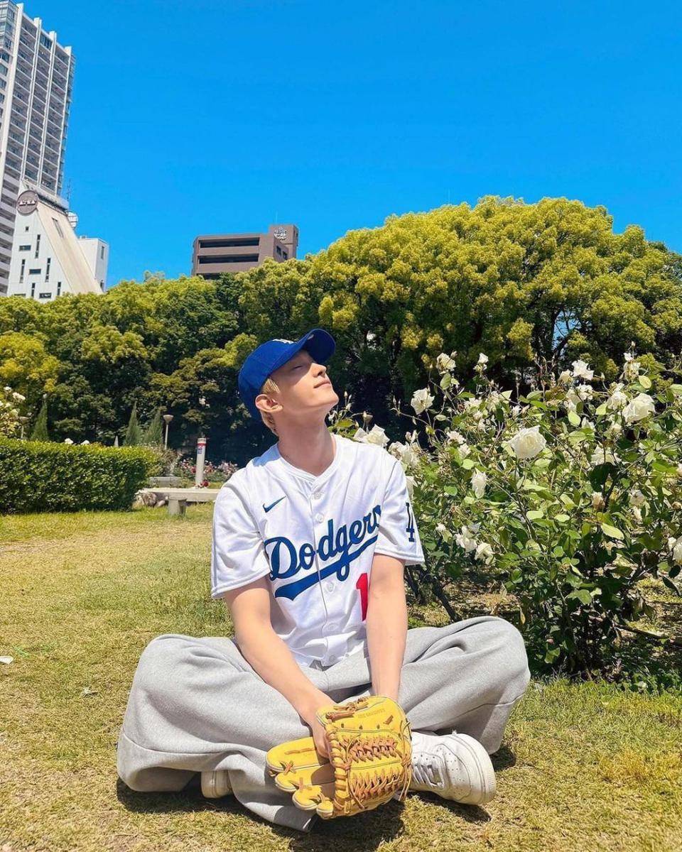 OOTD pakai baseball cap ala DK SEVENTEEN (instagram.com/dk_is_dokyeom)
