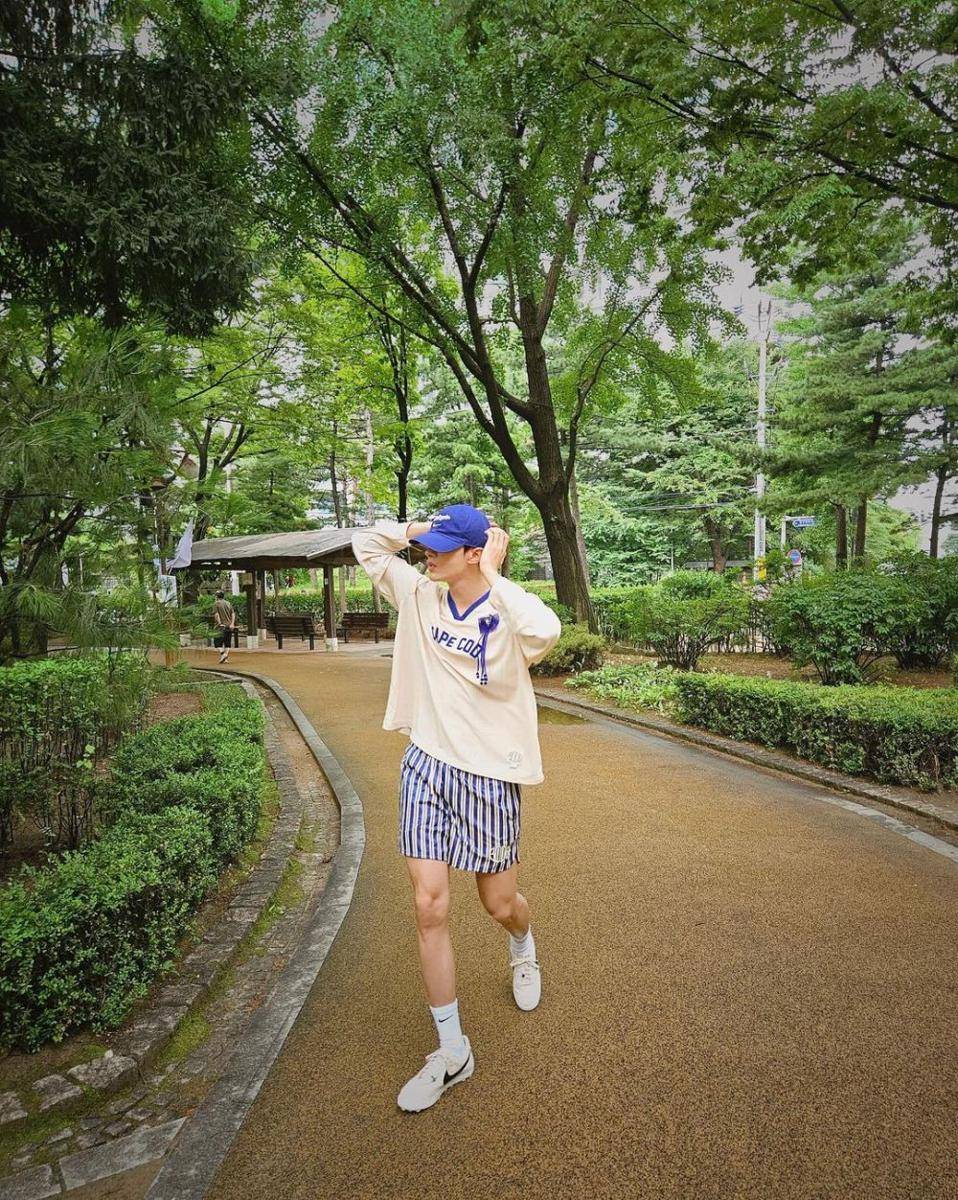 OOTD pakai baseball cap ala DK SEVENTEEN (instagram.com/dk_is_dokyeom)