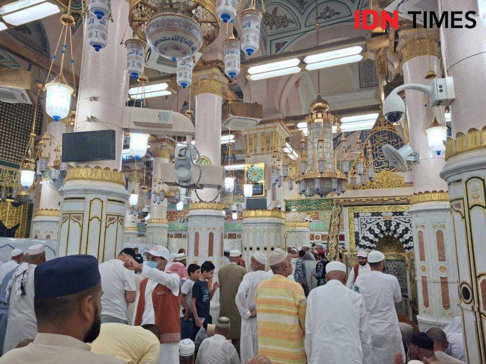 Suasana di dalam Raudhah atau area antara Makam Nabi Muhammad dan mimbarnya di Masjid Nabawi, Kamis (27/6/2024). IDN Times/Faiz Nashrilllah