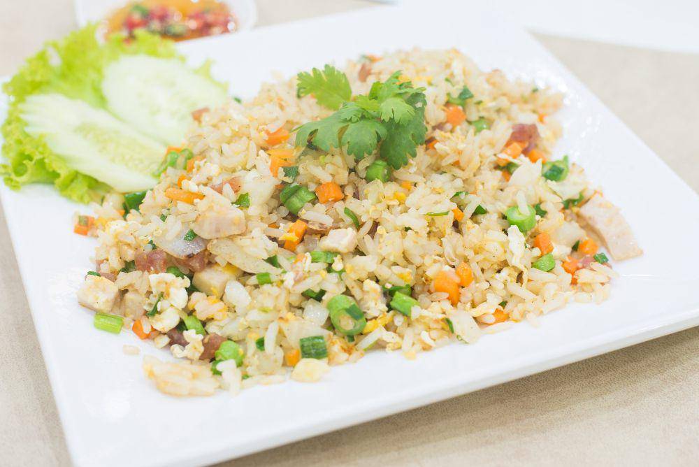 ilustrasi nasi goreng daun jeruk (freepik.com/tirachard)