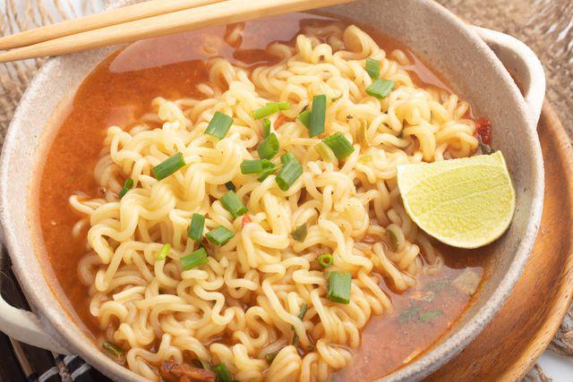 9 Bahan Tambahan untuk Membuat Kuah Mie Instan makin Enak