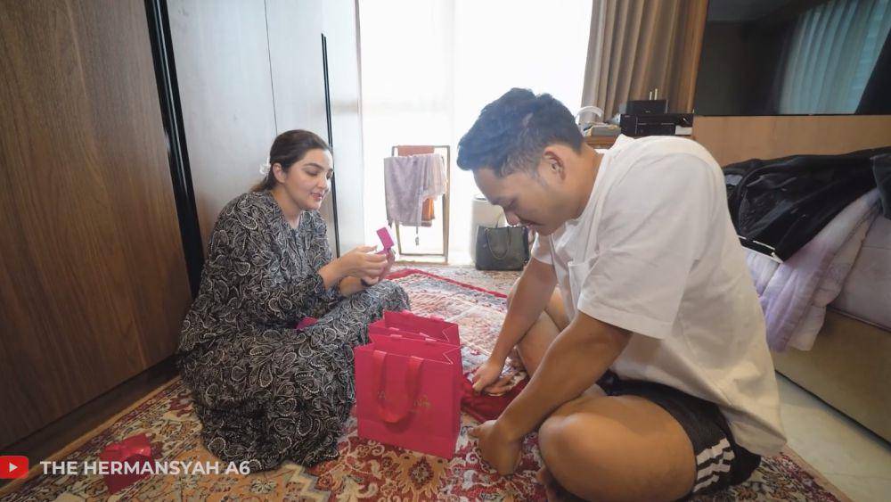Azriel beli cincin (YouTube.com/The Hermansyah A6)