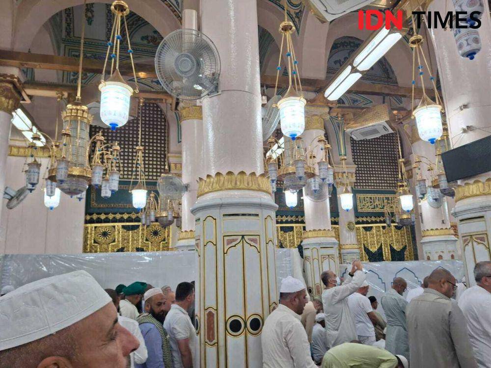 Suasana di dalam Raudhah atau area antara Makam Nabi Muhammad dan mimbarnya di Masjid Nabawi, Kamis (27/6/2024). IDN Times/Faiz Nashrilllah