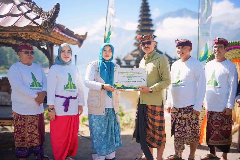 Memperingati Hari Lingkungan Hidup (HLH) Sedunia, PT Pegadaian menggandeng Forum Sahabat Emas Peduli Sampah Indonesia (Forsepsi) menggelar aksi lingkungan di Danau Batur, Kabupaten Bangli, Bali, pada Kamis (27/6). (dok. Pegadaian)