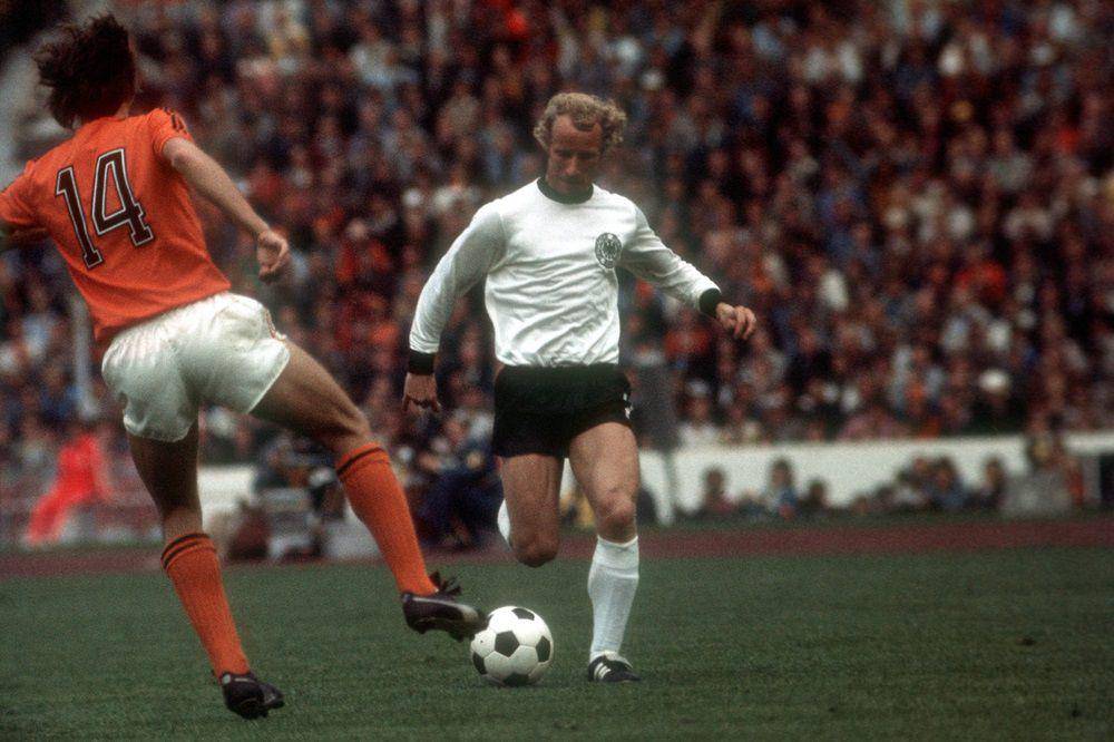 Berti Vogts (putih) versus Johan Cruyff (oranye) (X.com/DFB_Team)