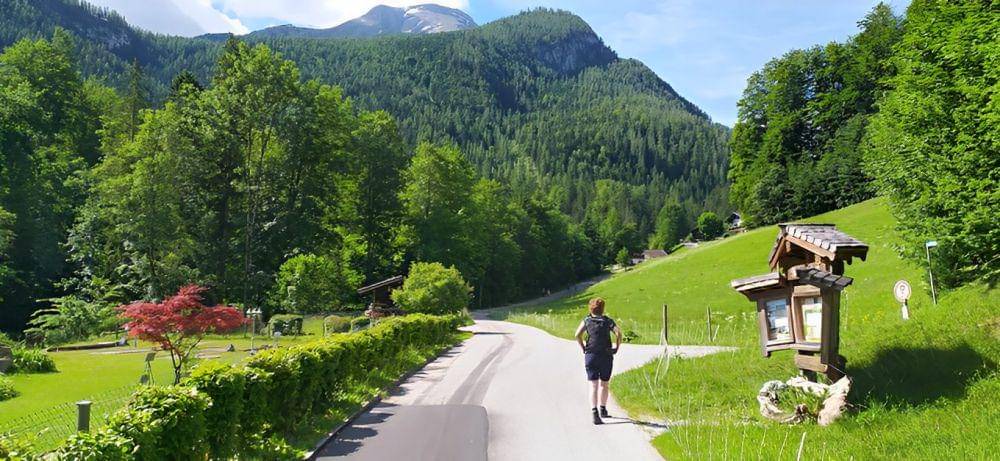 Potret jalan paralel dari area parkir menuju Wimbachklamm maupun sebaliknya (google.com/maps/MrGoldenbelt)