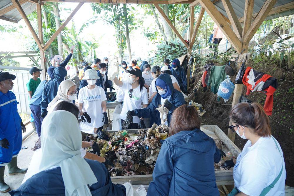 Peduli Lingkungan, Amorepacific Indonesia Bersihkan Sampah Citarum