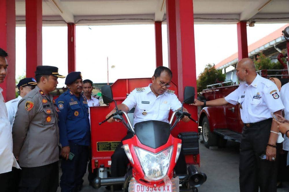 Wali Kota Makassar Moh Ramdhan Pomanto mencoba damtor di kantor Dinas Pemadam Kebakaran, Rabu (28/9/2022). Dok. Humas Pemkot Makassar