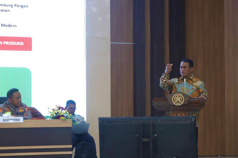 Menteri Pertanian, Andi Amran Sulaiman (Mentan Amran), menekankan pentingnya komitmen dari semua pihak, termasuk Polri sebagai institusi negara di bidang keamanan dan penegak hukum untuk ikut menjaga ketahanan pangan. (Dok. Kementan)