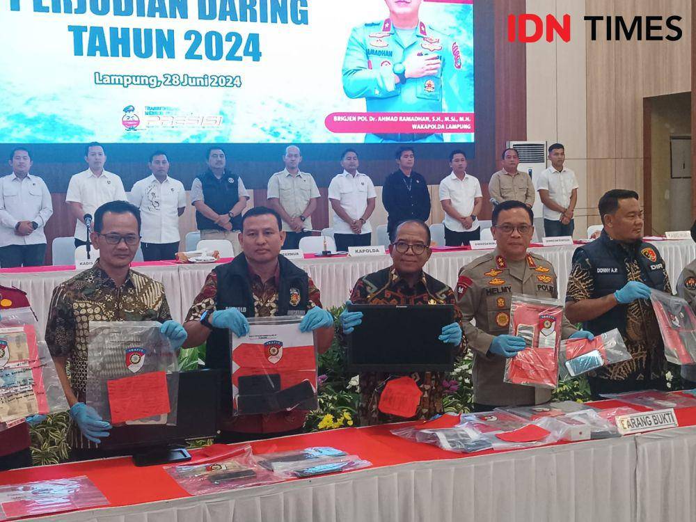 Ungkap kasus judi online di Mapolda Lampung, Jumat (28/6/2024). (IDN Times/Tama Yudha Wiguna).