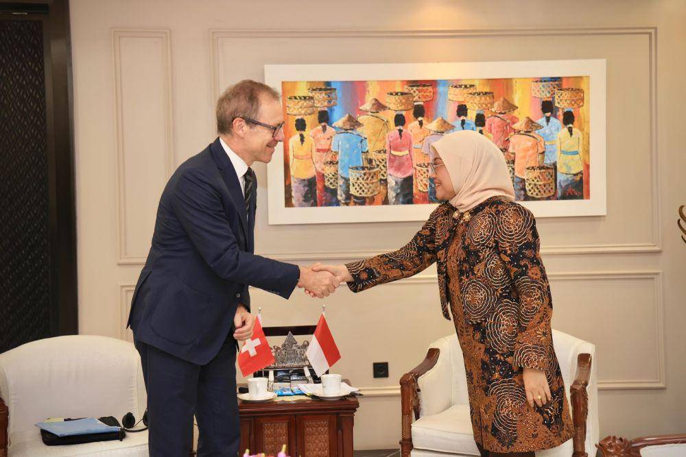 Pertemuan Menteri Ketenagakerjaan (Menaker), Ida Fauziyah dengan Duta Besar Swiss untuk Indonesia, Olivier Zehnder, di Jakarta, Kamis (27/6/2024). (dok. Kemenaker)