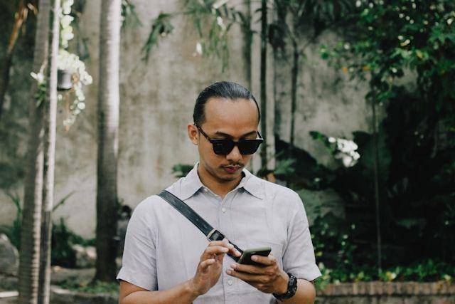 ilustrasi mendaftar centang biru atau Meta Verified pada WhatsApp Business (unsplash.com/Kevin Yudhistira Alloni)