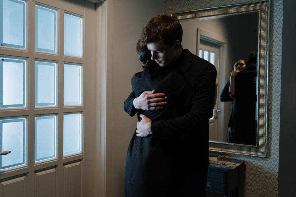 ilustrasi berpelukan (pexels.com/cottonbro studio)