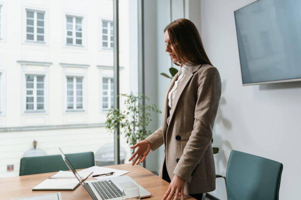 ilustrasi di kantor (pexels.com/MART PRODUCTION)