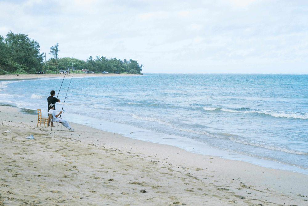 5 Tips Dapat Pengalaman Seru Memancing di Pantai Sambil Bersantai