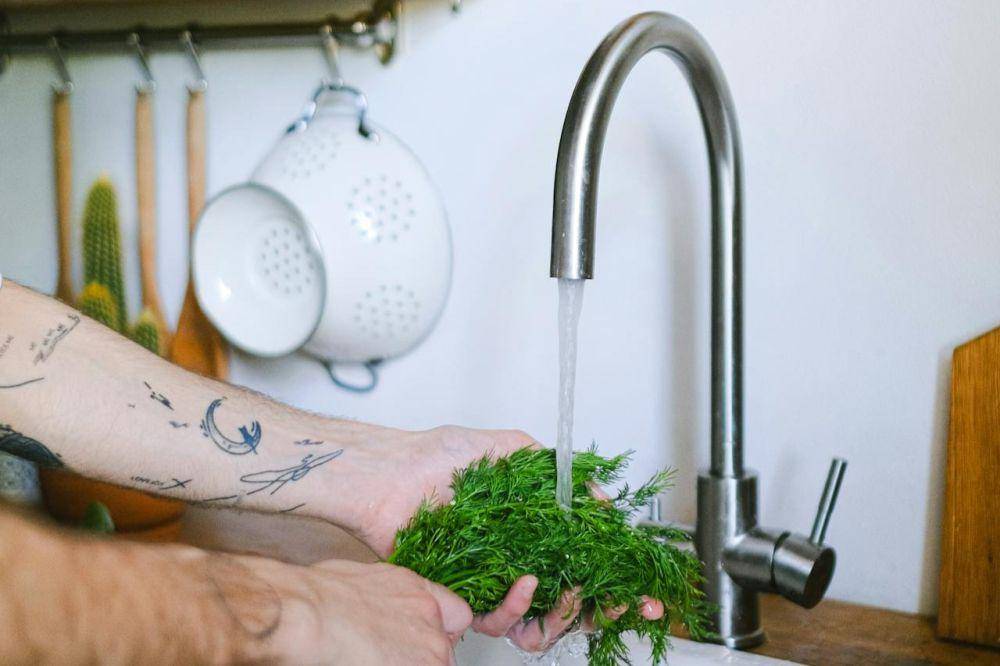 ilustrasi mencuci bahan masakan (pexels.com/Anna Shvets)