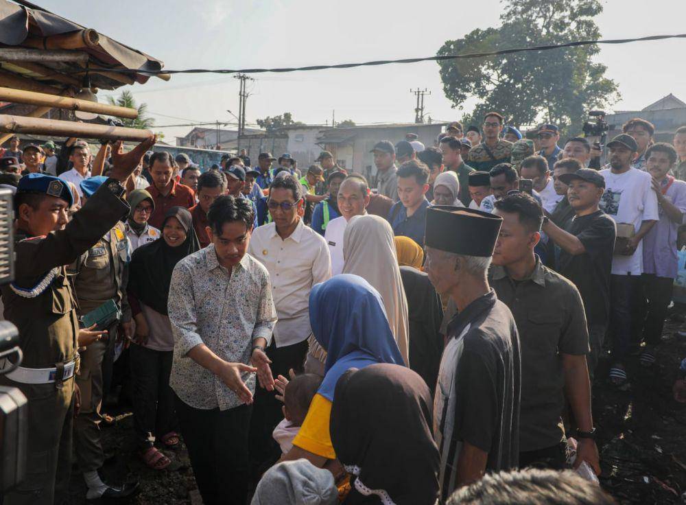 Penjabat (Pj) Gubernur DKI Jakarta Heru Budi Hartono bersama wakil presiden terpilih Gibran Rakabuming Raka blusukan ke Kali Semongol, Jakarta Barat, Jumat (28/6/2024). (dok. Humas Pemprov DKI Jakarta)