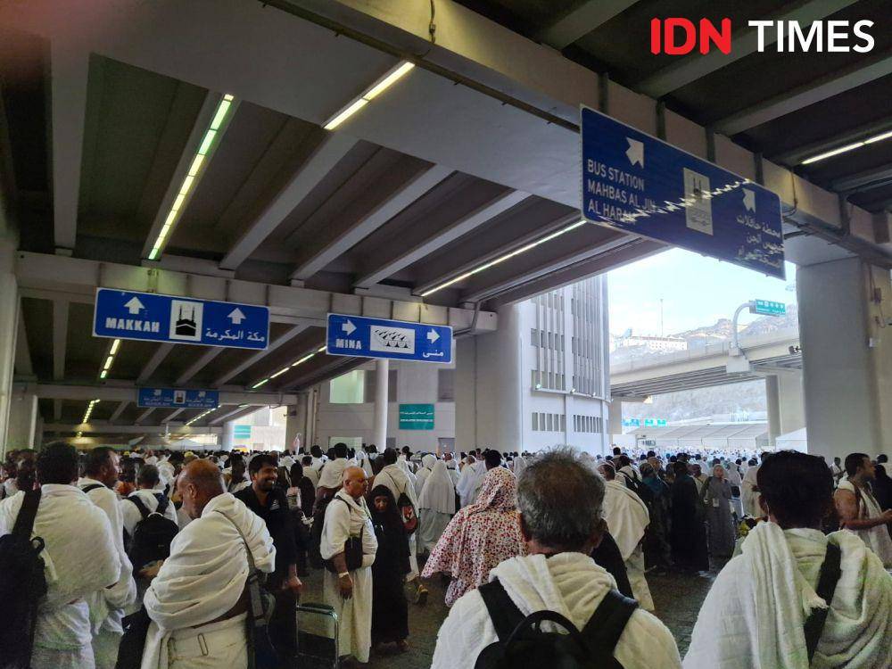 Kondisi di Jamarat, Mina, Minggu (16/6/2024), saat jemaah haji akan melakukan lempar jamrah Aqabah. (IDN Times/Faiz Nashrillah)