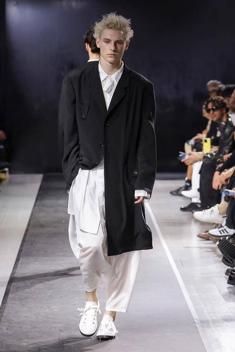 Yohji Yamamoto Pour Homme S/S '25 di Paris Fashion Week Menswear 2024 (dok. Yohji Yamamoto)