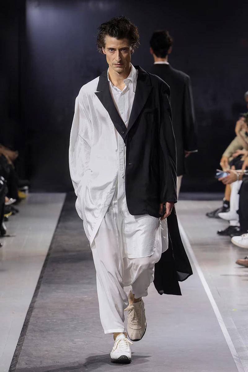 Yohji Yamamoto Pour Homme S/S '25 di Paris Fashion Week Menswear 2024 (dok. Yohji Yamamoto)