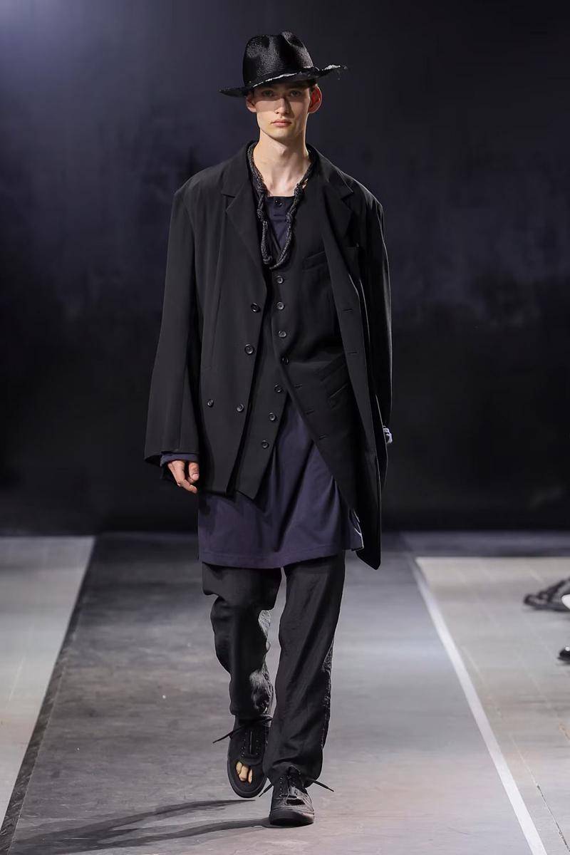 Yohji Yamamoto Pour Homme S/S '25 di Paris Fashion Week Menswear 2024 (dok. Yohji Yamamoto)