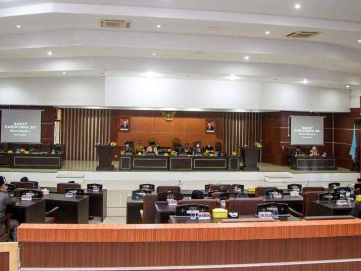 Anggota DPRD Lotim saat rapat Paripurna (IDN Times/Ruhaili)