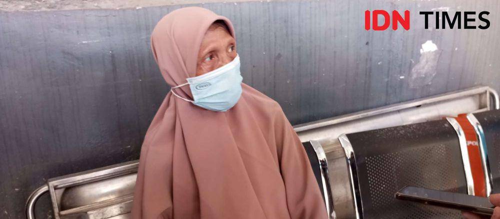 Raodah (50), ibu santriwati inisial NI yang meninggal dunia diduga karena dianiaya. (IDN Times/Muhammad Nasir)