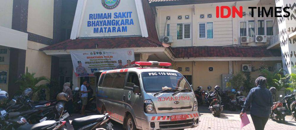 Jenazah korban dibawa ke RS Bhayangkara Mataram untuk dilakukan autopsi. (IDN Times/Muhammad Nasir)