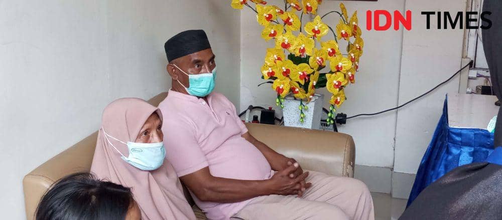 Orangtua korban menunggu proses autopsi jenazah. (IDN Times/Muhammad Nasir)