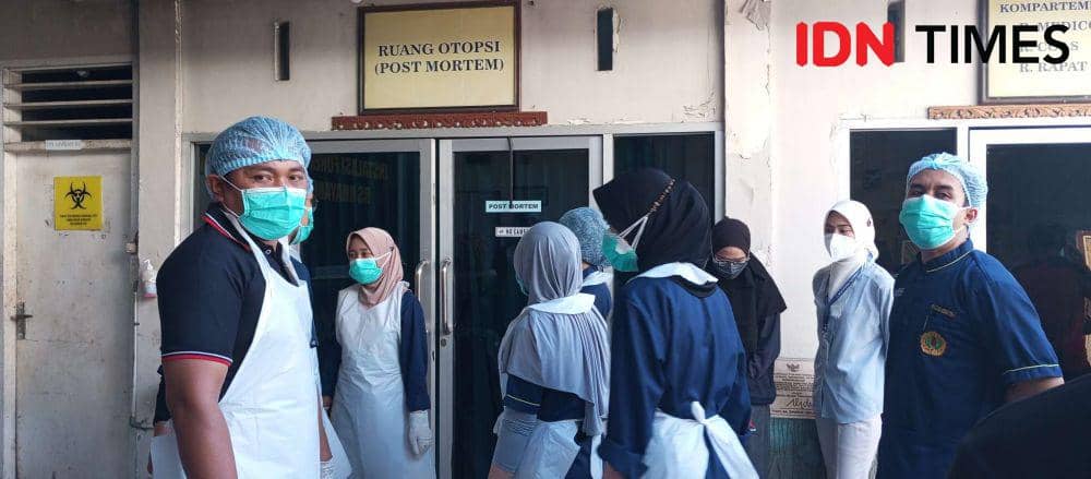 Autopsi jenazah korban di RS Bhayangkara Mataram, Sabtu (29/6/2024) sore. (IDN Times/Muhammad Nasir)