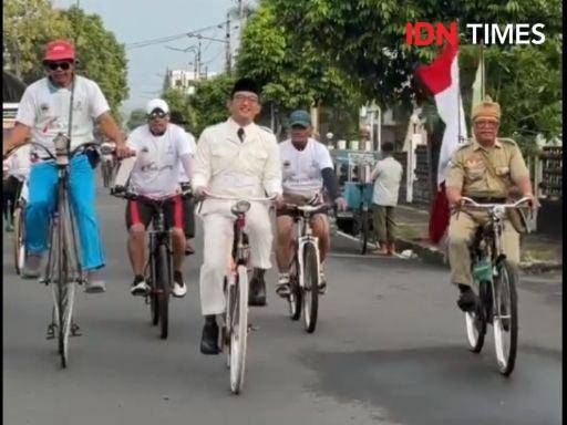 Pre even Forda Jateng 2024 pj bupati banyumas Hanung Cahyo Saputro bersama pesepeda onthel keliling kota, Sabtu (29/6/2024).(IDN Times/Cokie Sutrisno)