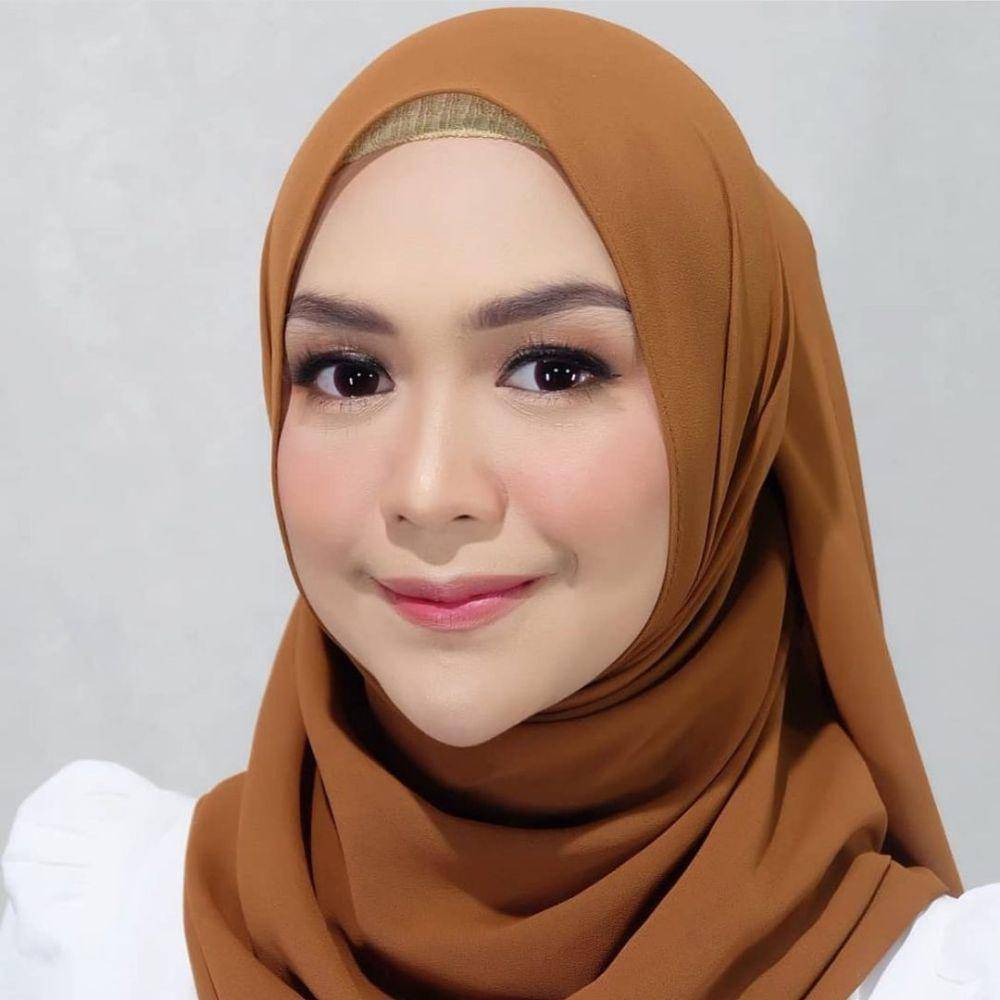 makeup simpel untuk ngantor (instagram.com/riaricis1795)
