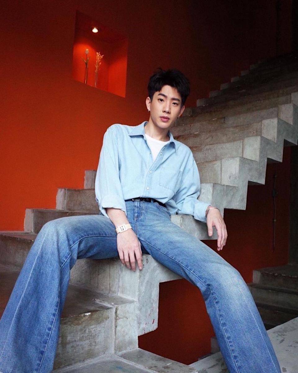 gaya french tuck ala Off Jumpol (instagram.com/tumcial)