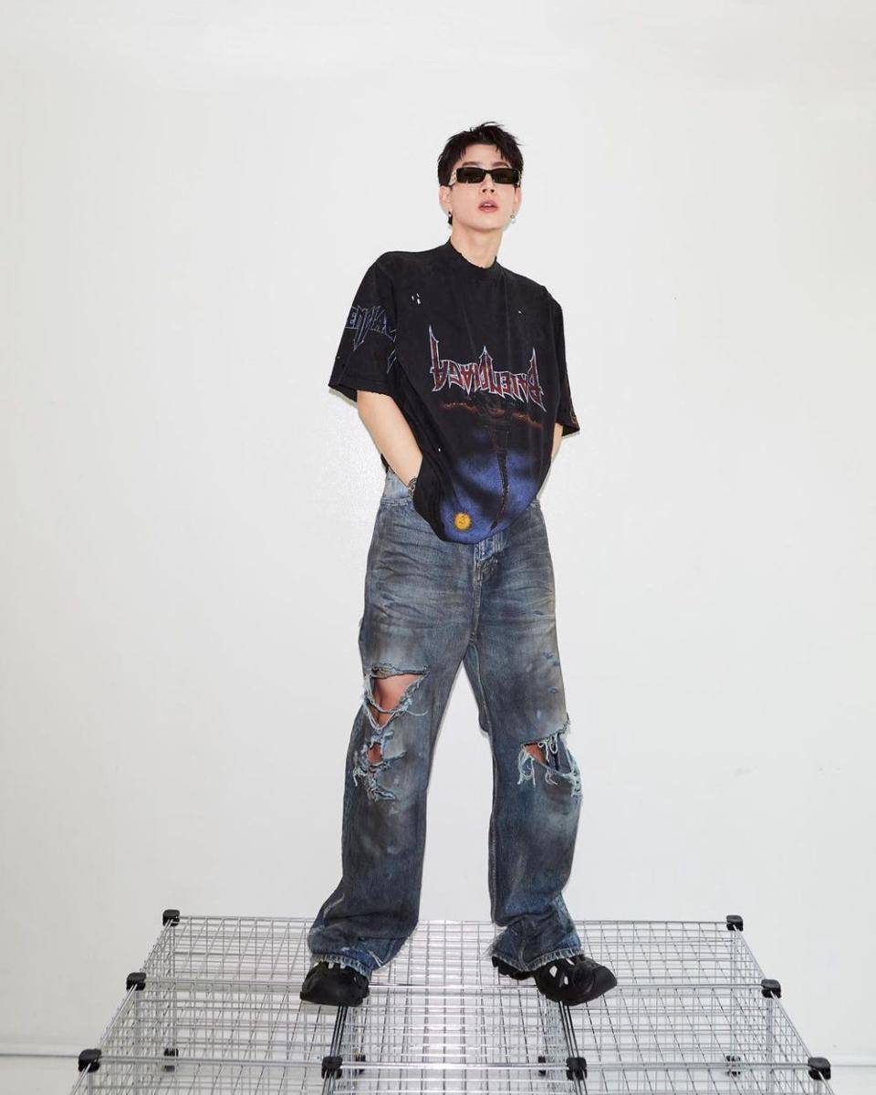 gaya french tuck ala Off Jumpol (instagram.com/tumcial)