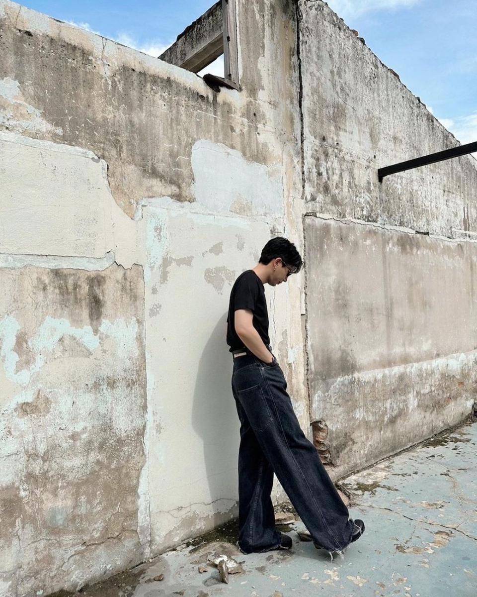 gaya french tuck ala Off Jumpol (instagram.com/tumcial)