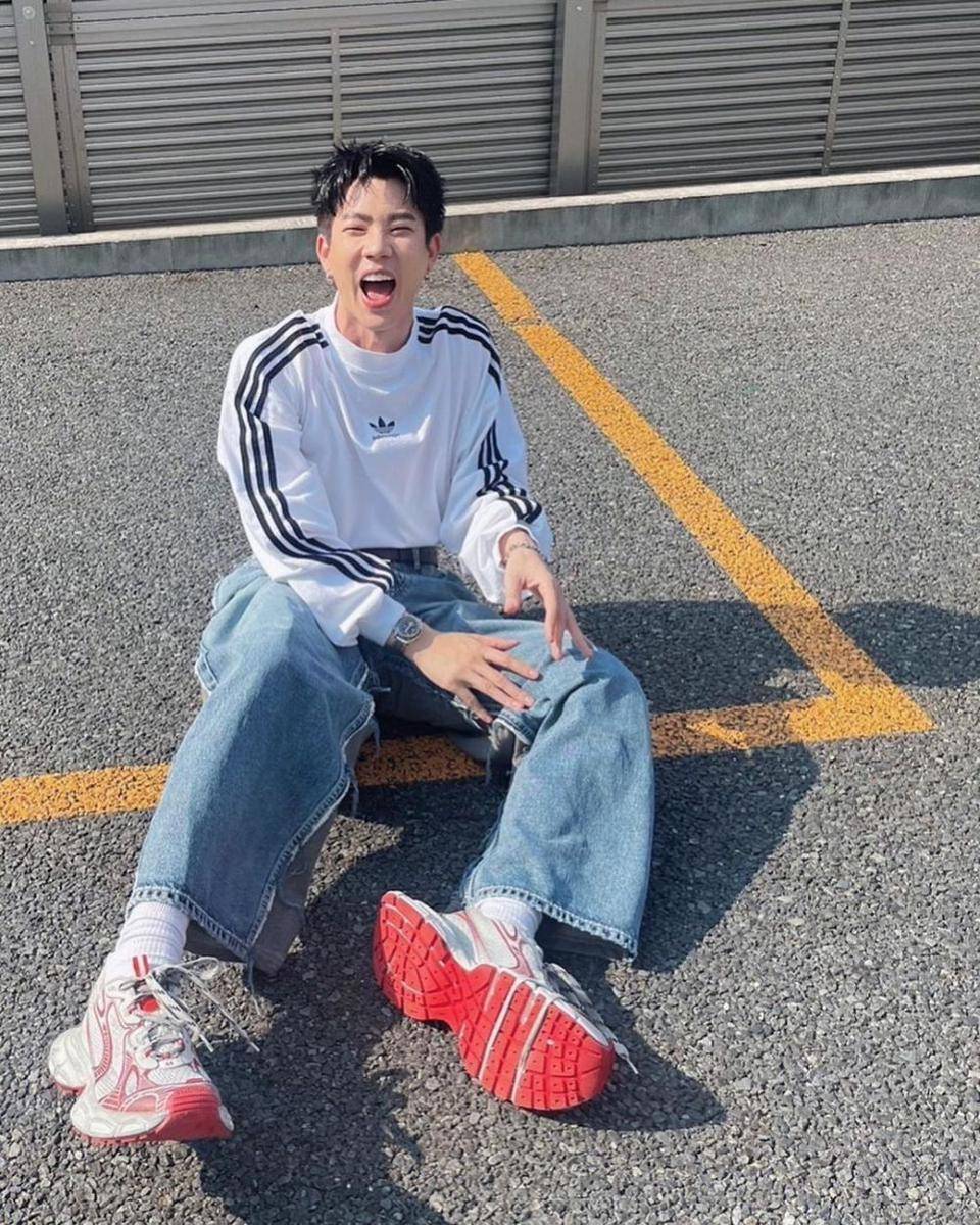 gaya french tuck ala Off Jumpol (instagram.com/tumcial)