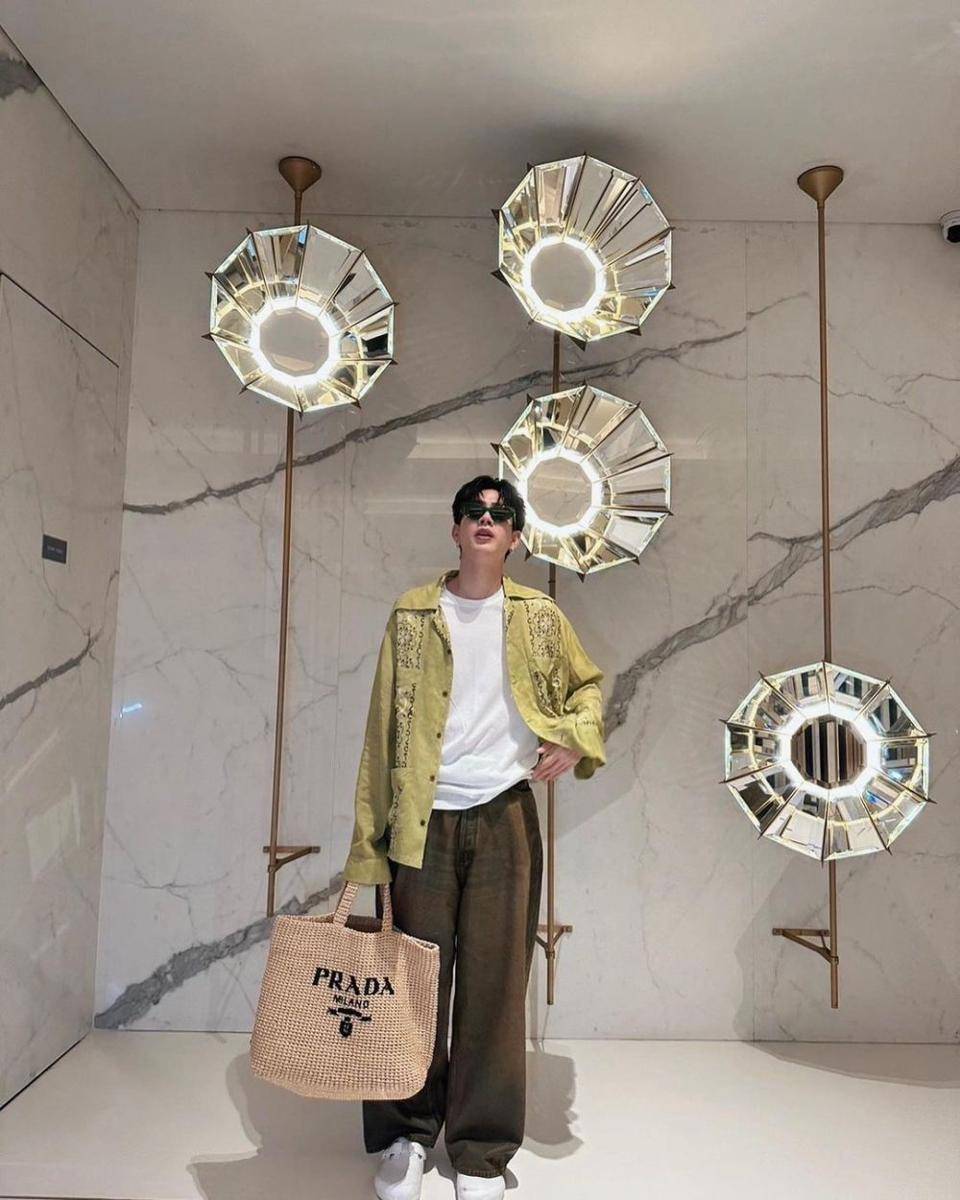 gaya french tuck ala Off Jumpol (instagram.com/tumcial)