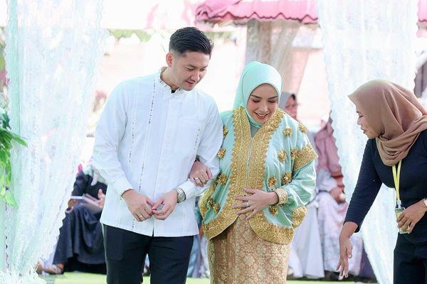 7 Potret Tasyakuran Kehamilan 7 Bulan Istri Angga Wijaya