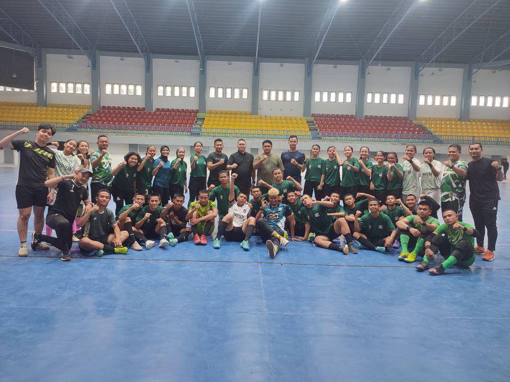 Manajer baru futsal Sumut Joy Sianipar bersama tim futsal Sumut (Dok.Futsal Sumut)