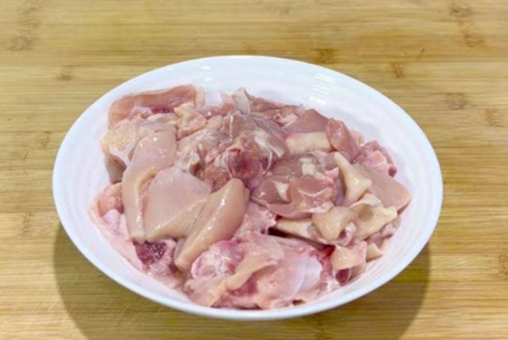 Bahan ayam (youtube.com/Ceceromed Kitchen)