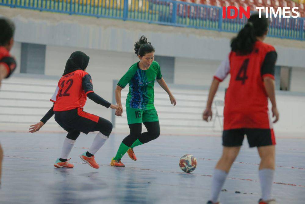 Aksi Sisri Simarmata pefutsal putri Sumut (IDN Times/Doni Hermawan)