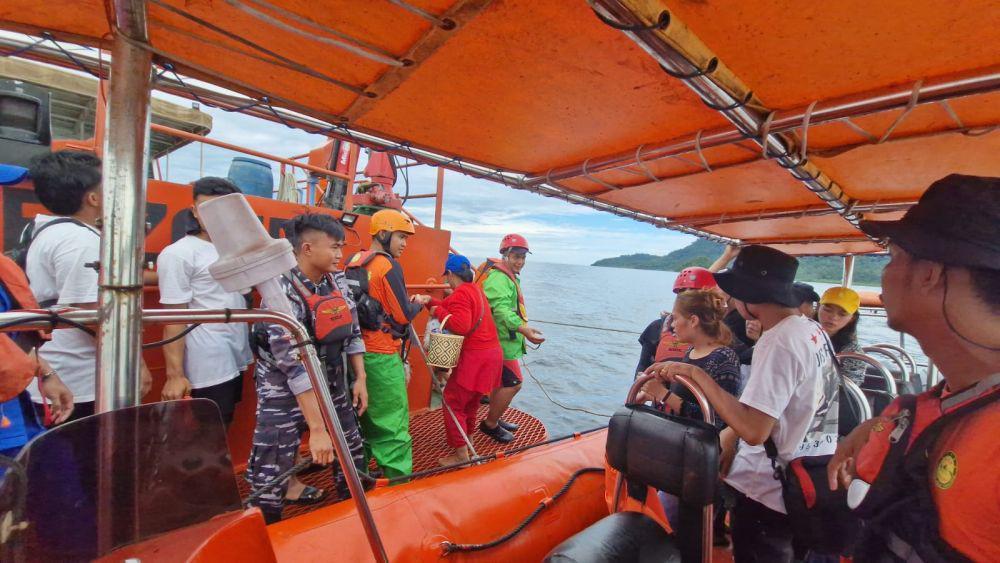 Kapal yang Angkut Puluhan Wisatawan di Tapteng Terbalik, 3 Meninggal