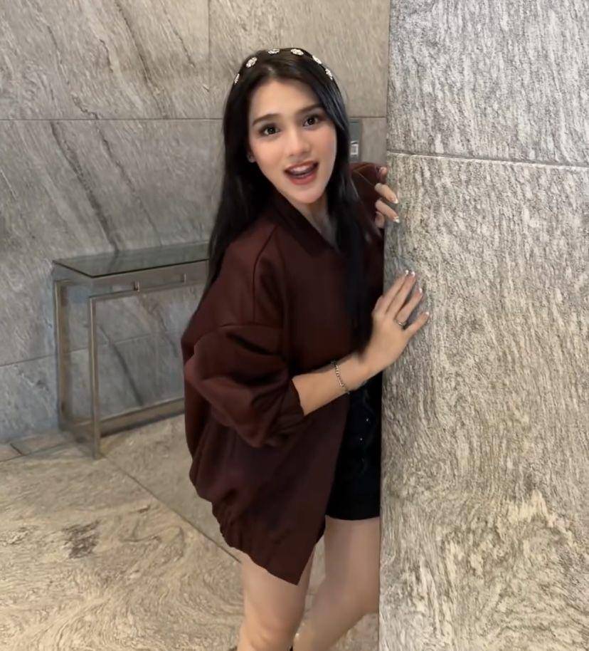 potret Alice Norin ketemu Davina Karamoy (Instagram.com/davinaakaramoy)