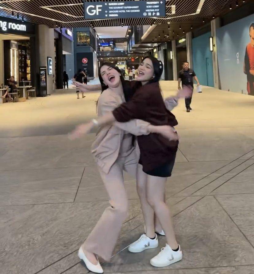 potret Alice Norin ketemu Davina Karamoy (Instagram.com/davinaakaramoy)