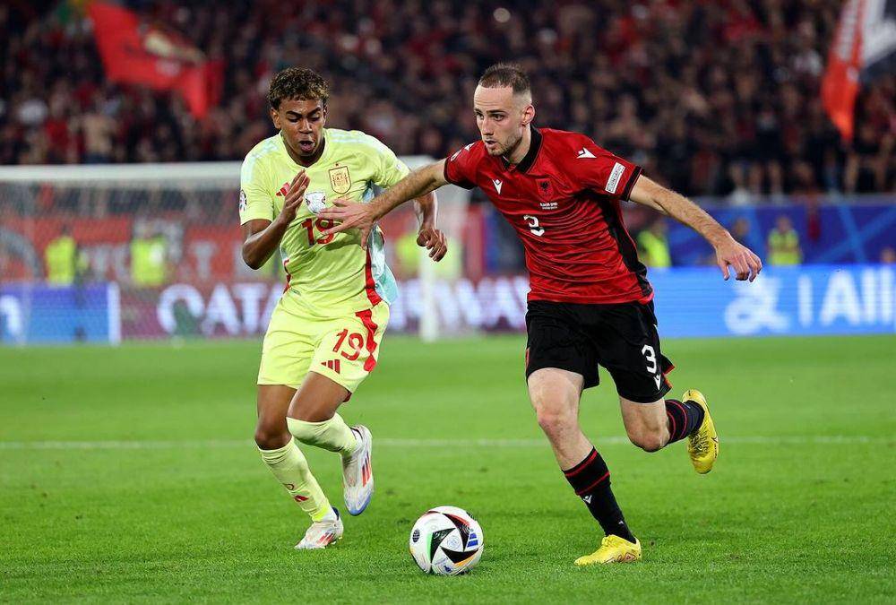potret Mario Mitaj (jersey merah hitam) saat bermain untuk Albania (instagram.com/mitajmario)
