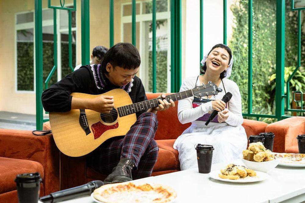 Band folk asal Yogyakarta, More on Mumbles, saat membawakan salah satu lagu mereka di konferensi pers Prolog Fest 2024 yang berlangsung di Terracotta Cafe Makassar pada Jumat, 28 Juni 2024. (Dok. Prolog Events Platform)